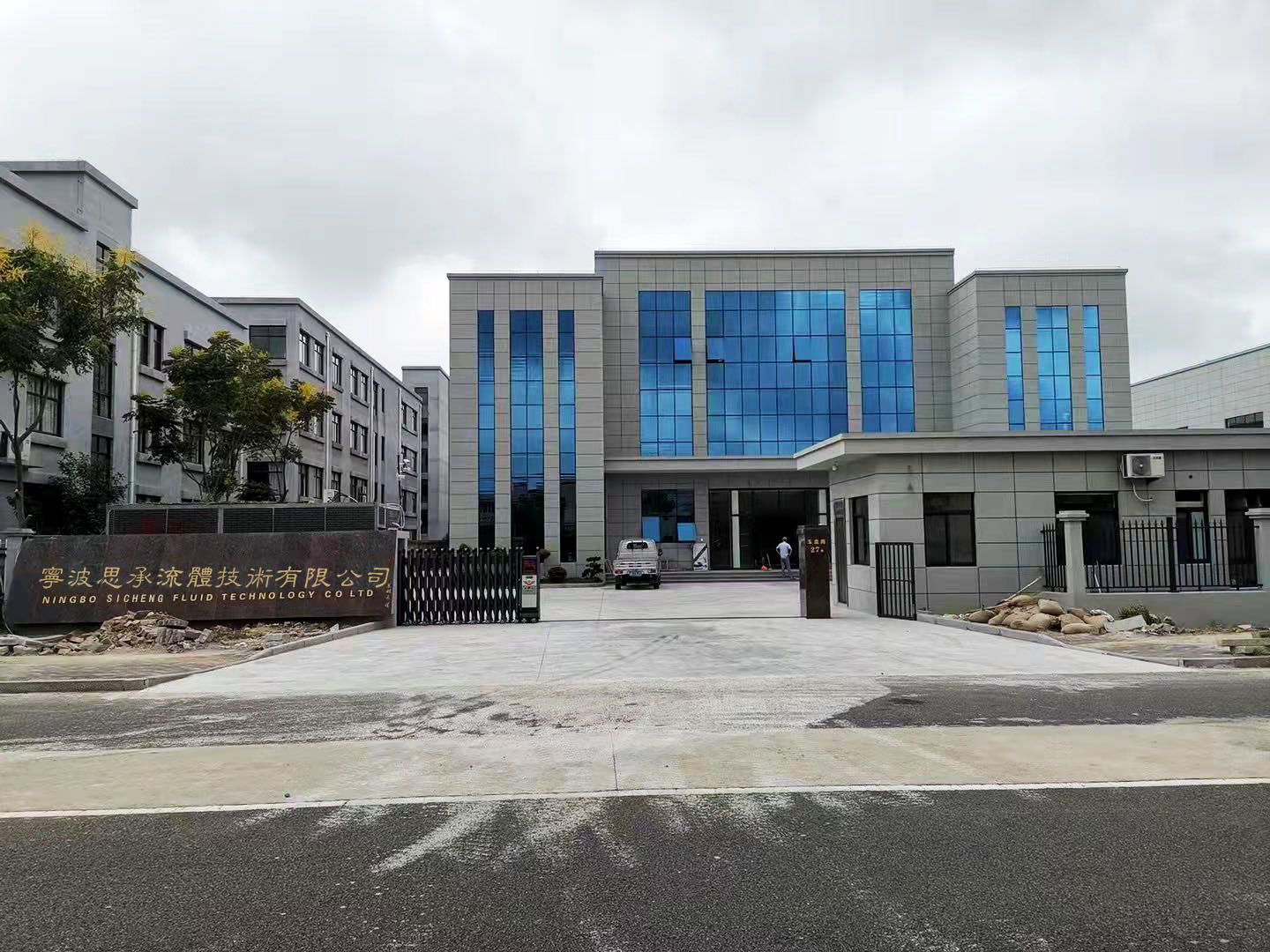 倉庫大門2.jpg 倉庫大門2.jpg